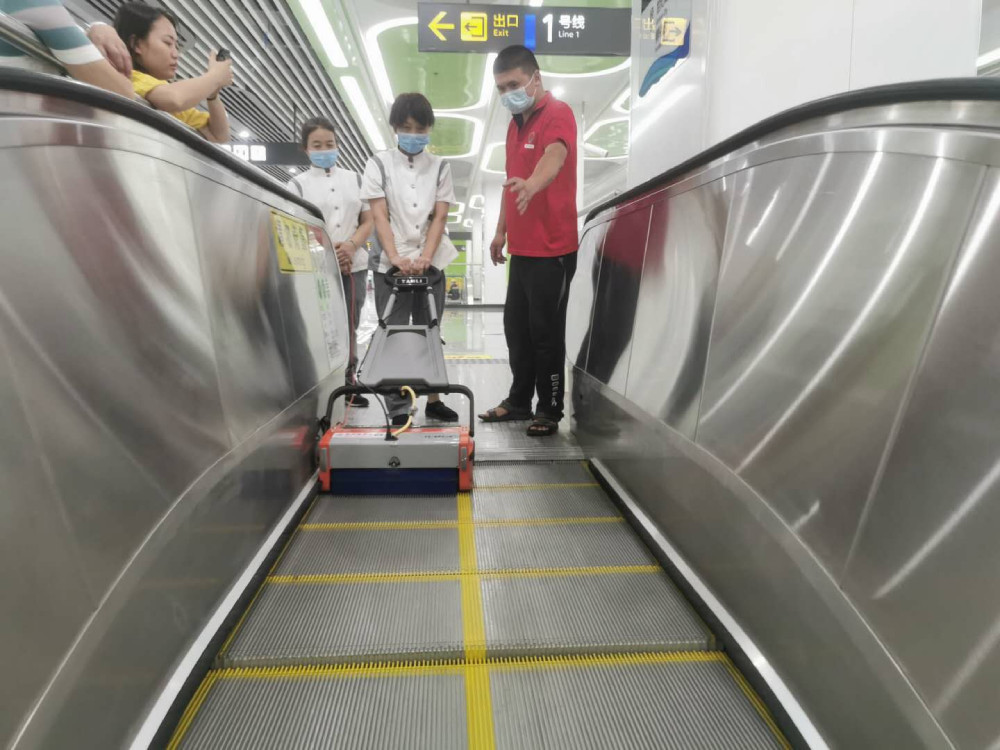 疫情反復(fù)，地鐵扶梯清潔消毒這樣做,！