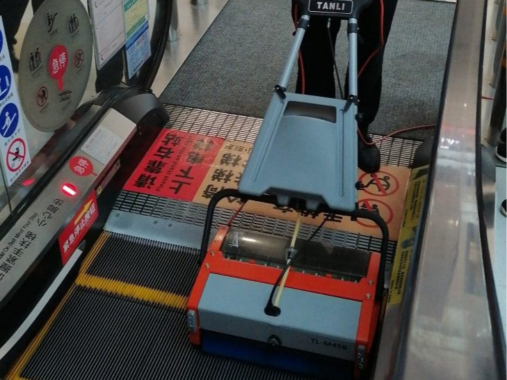 站著就能“輸出”,？來看這場商超自動扶梯清潔大作戰(zhàn)